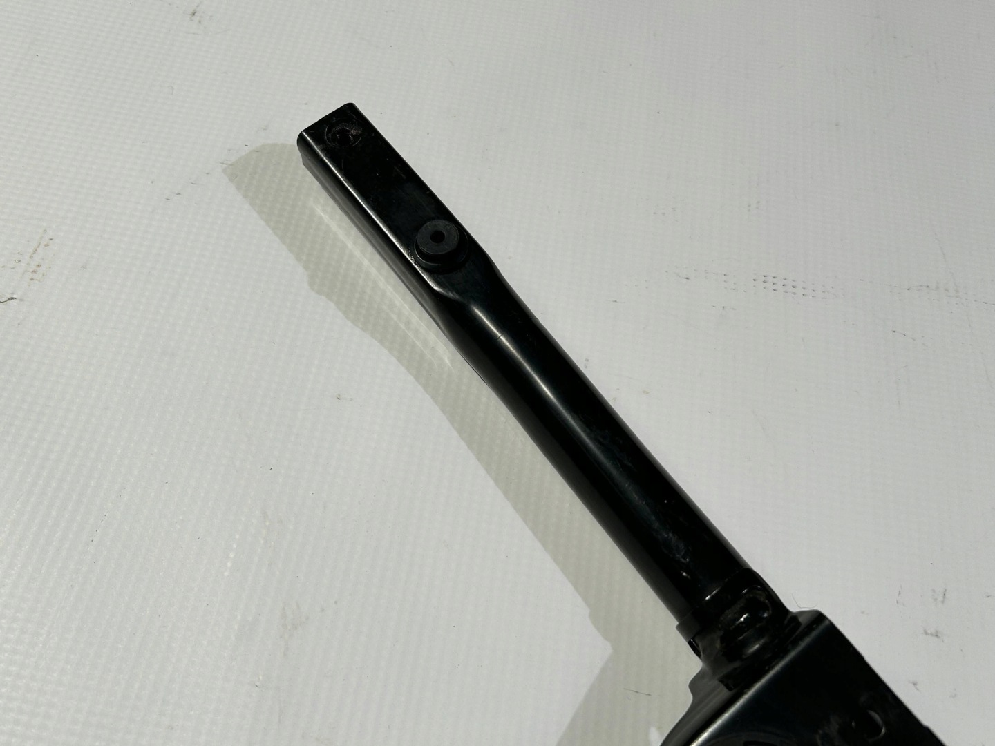 sider pillar console supports of the front left Chrysler Pacifica 2021