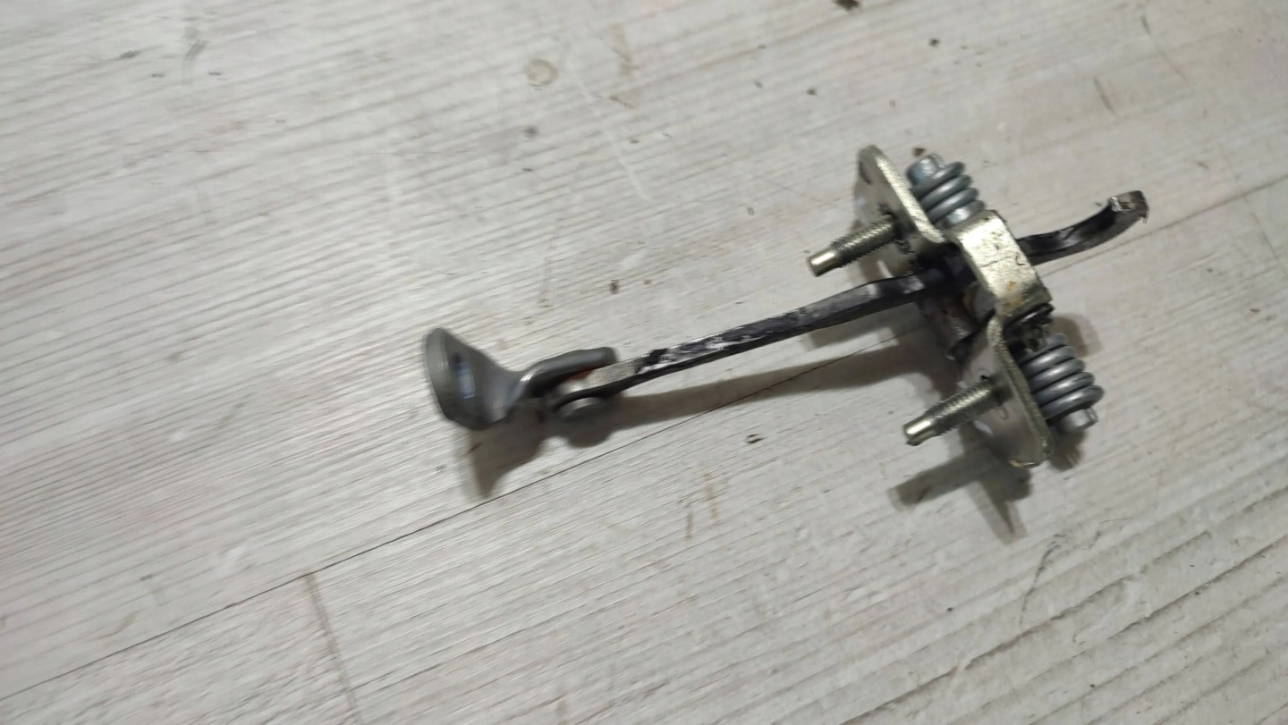 Dacia Duster and 16r 1.6b front side right limiter door