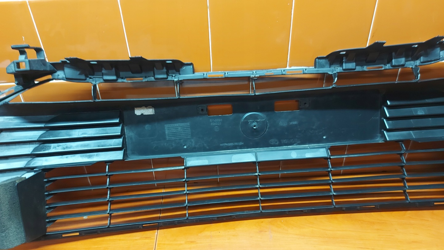 grid of a bumper central front front TOYOTA COROLLA E21 sedan 19