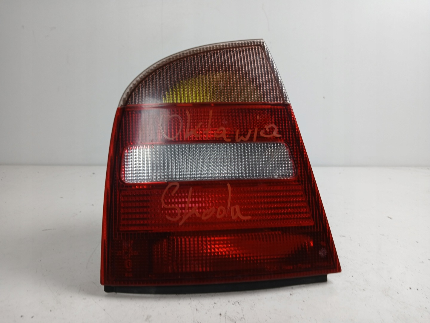 SKODA OCTAVIA and HB light left rear part