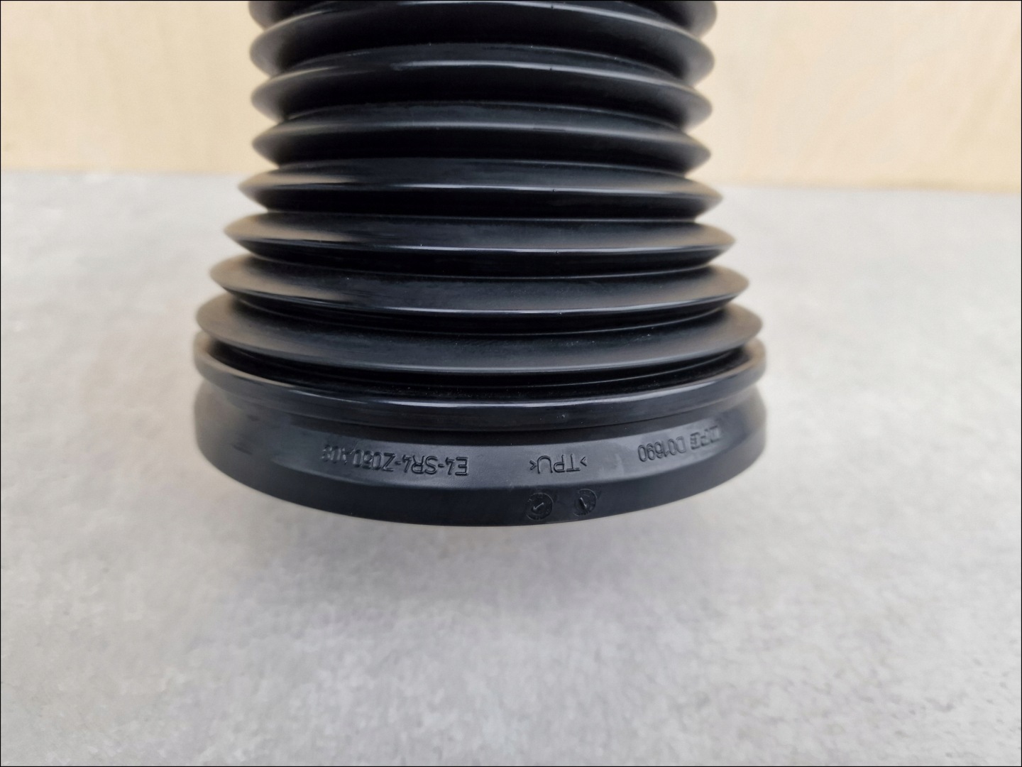 BLENDE ABDECKUNG DES STOSSDÄMPFERS BMW D01690 E4-SR4-Z050A08 K141/539