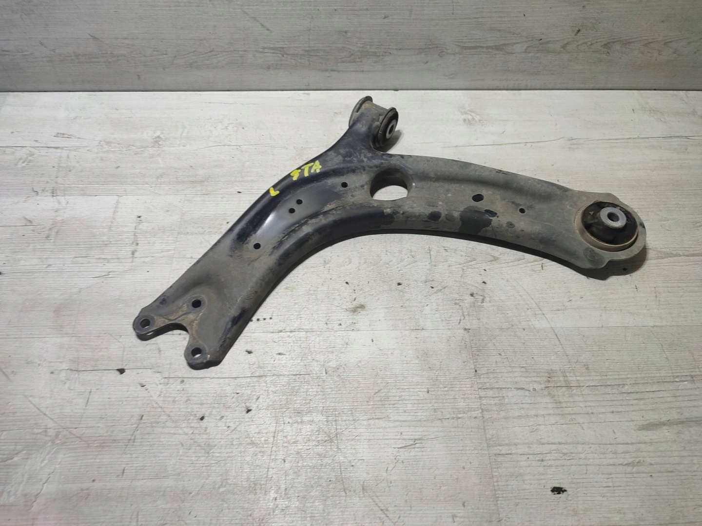 Volkswagen Touran III 2020 front side left arm