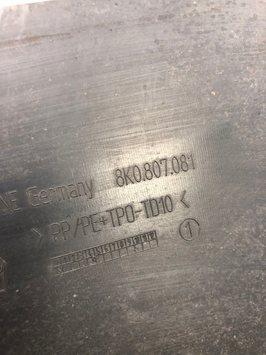 kryt stěny předního AUDI A4 B8 8K0807081
