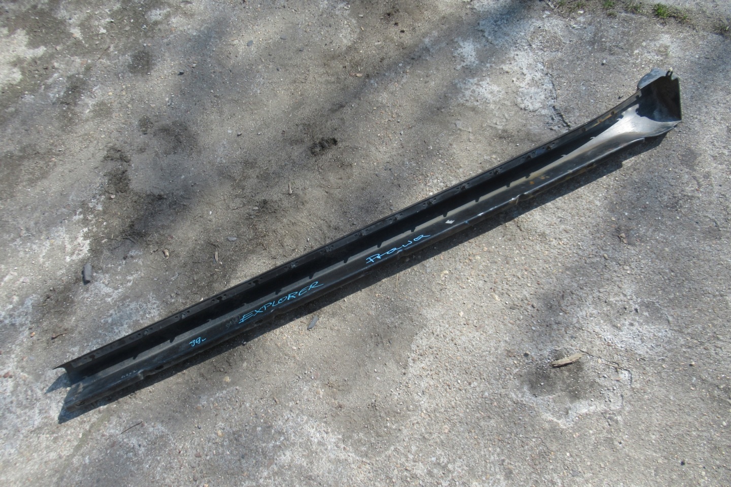 FORD EXPLORER 99 moulding cap threshold right