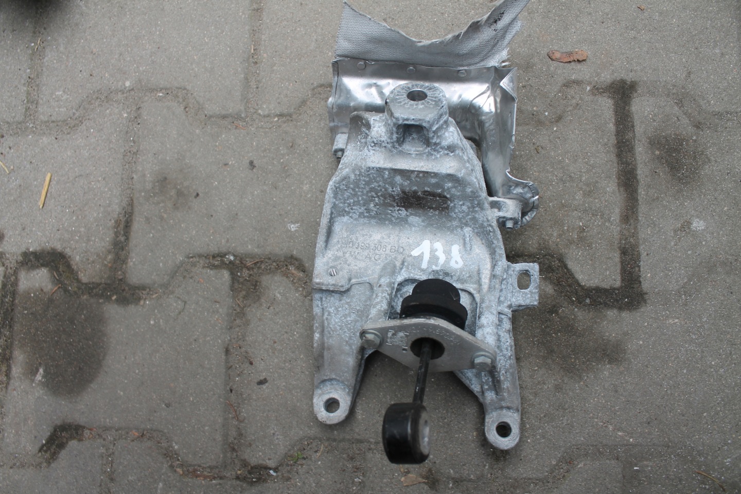 138. holder engine mount AUDI 4M0199308BO
