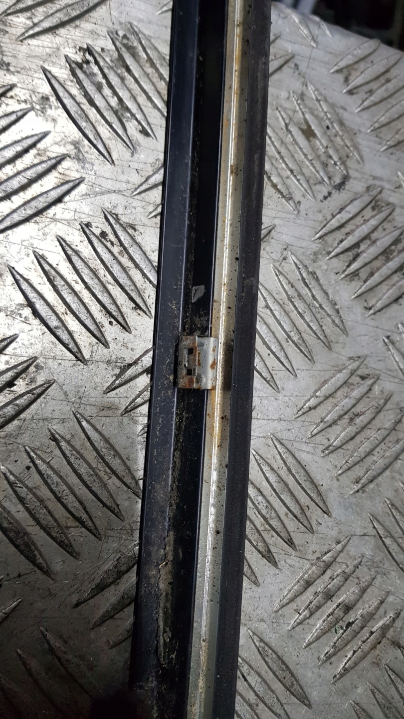 MERCEDES W220 moulding dust windows right rear part