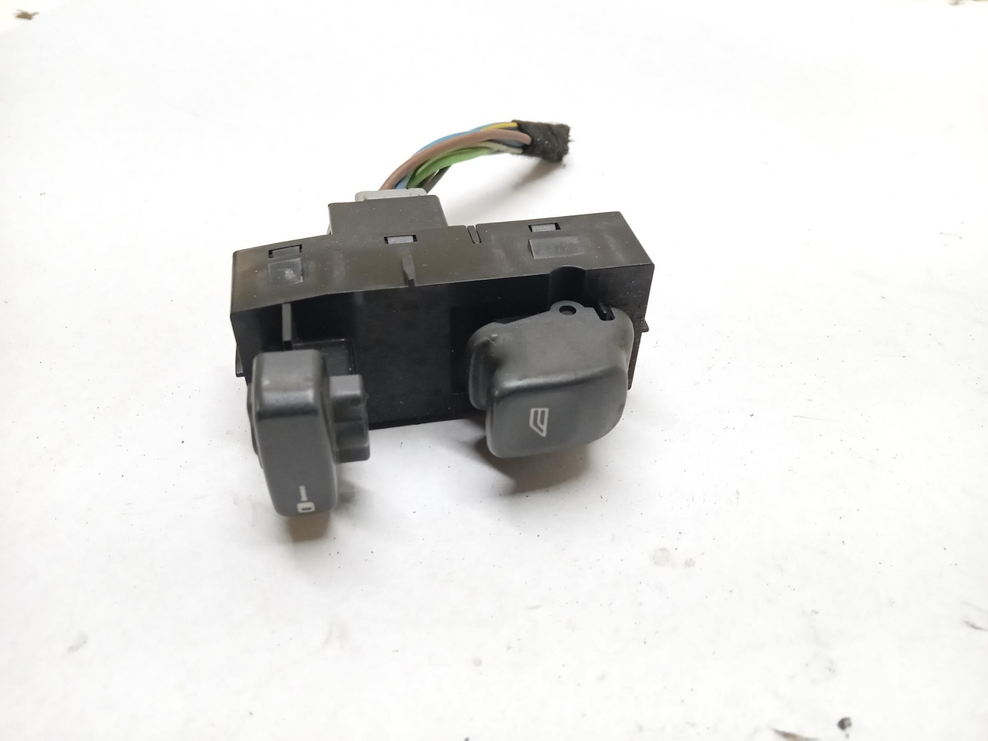 switch lifting of the window right front VOLVO V40 30889755