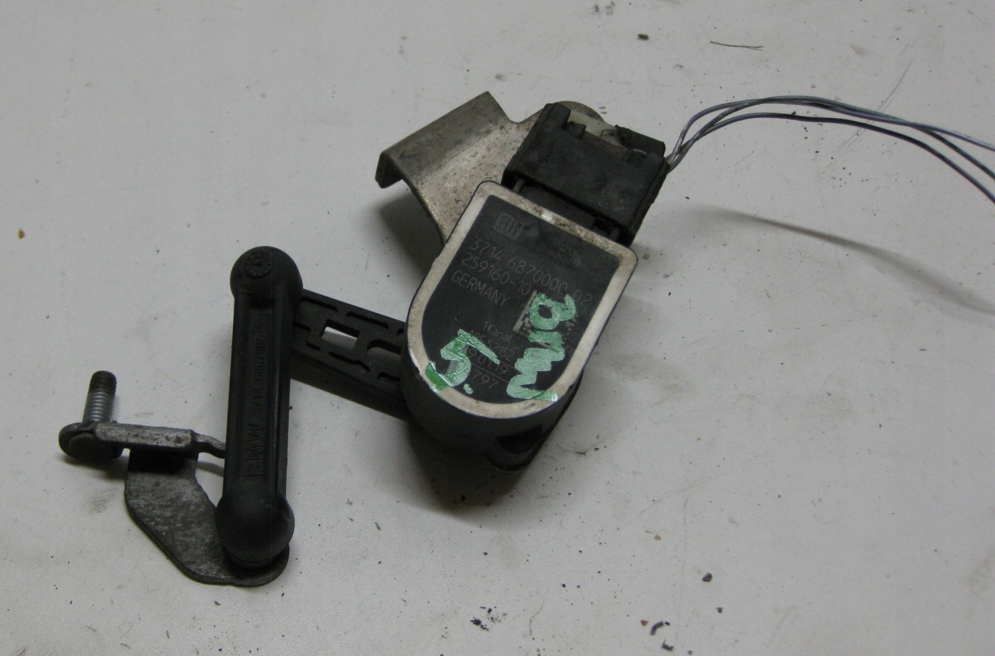 BMW 5 G30 3.0D 19R Sensor POZIOMOWANIA lichte 6870000