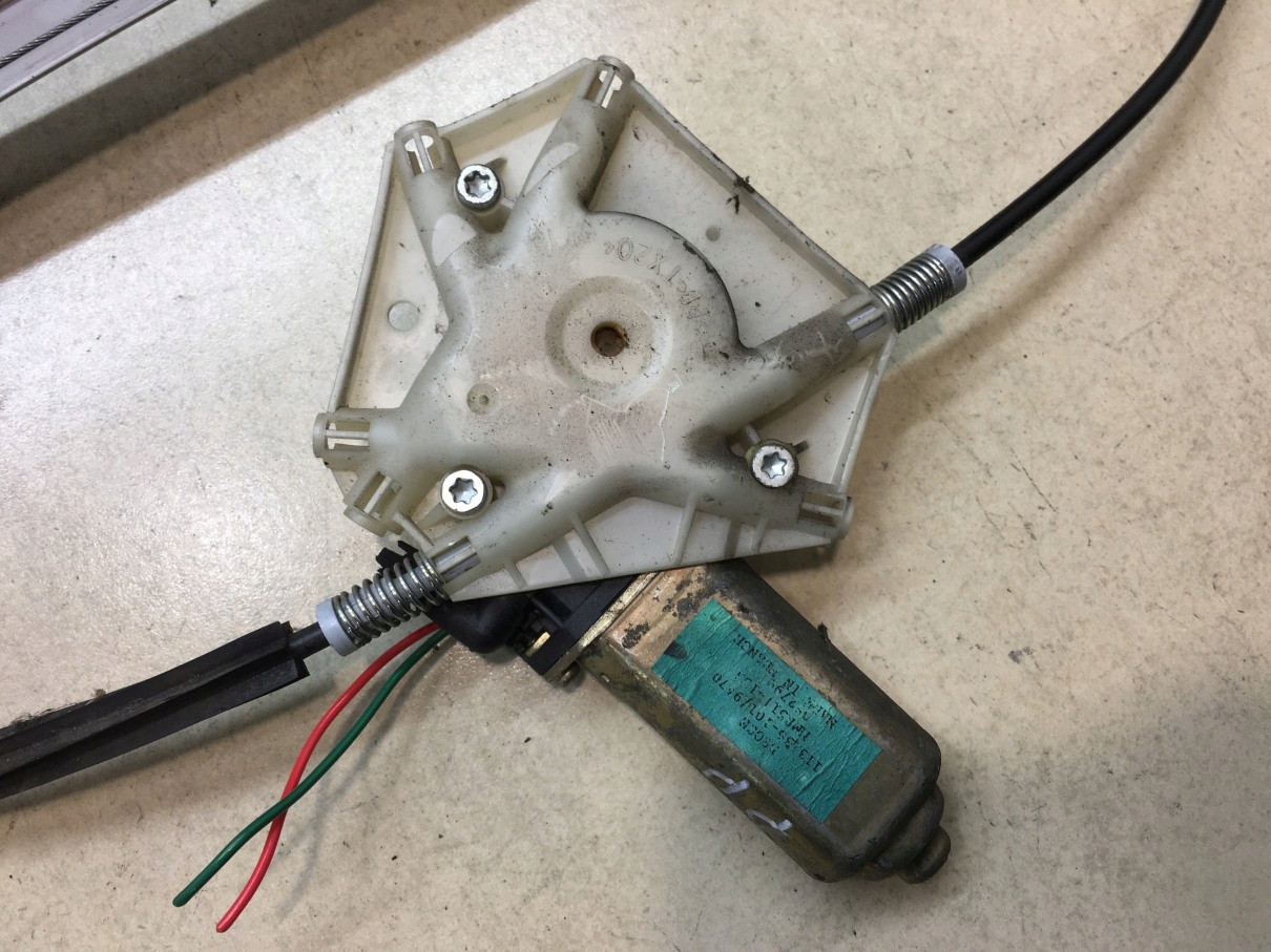 Mécanisme essuie glaces Droite Avant S40 et 2.0