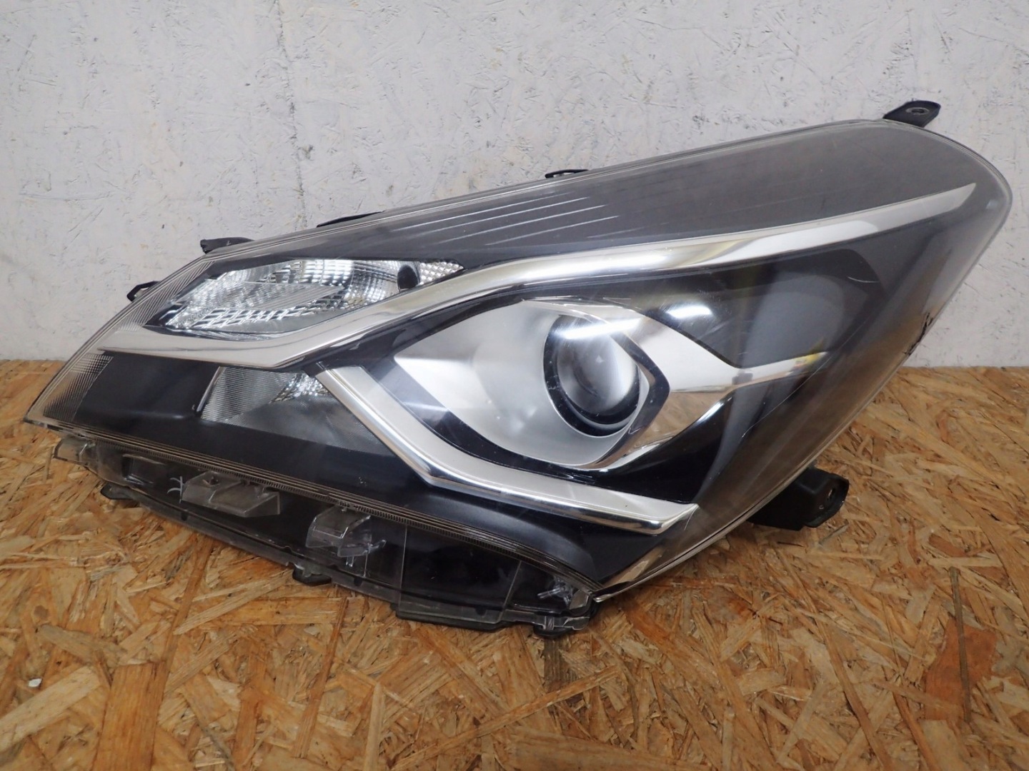 light left REFLEKTOR TOYOTA YARIS 3 III LIFT 2017