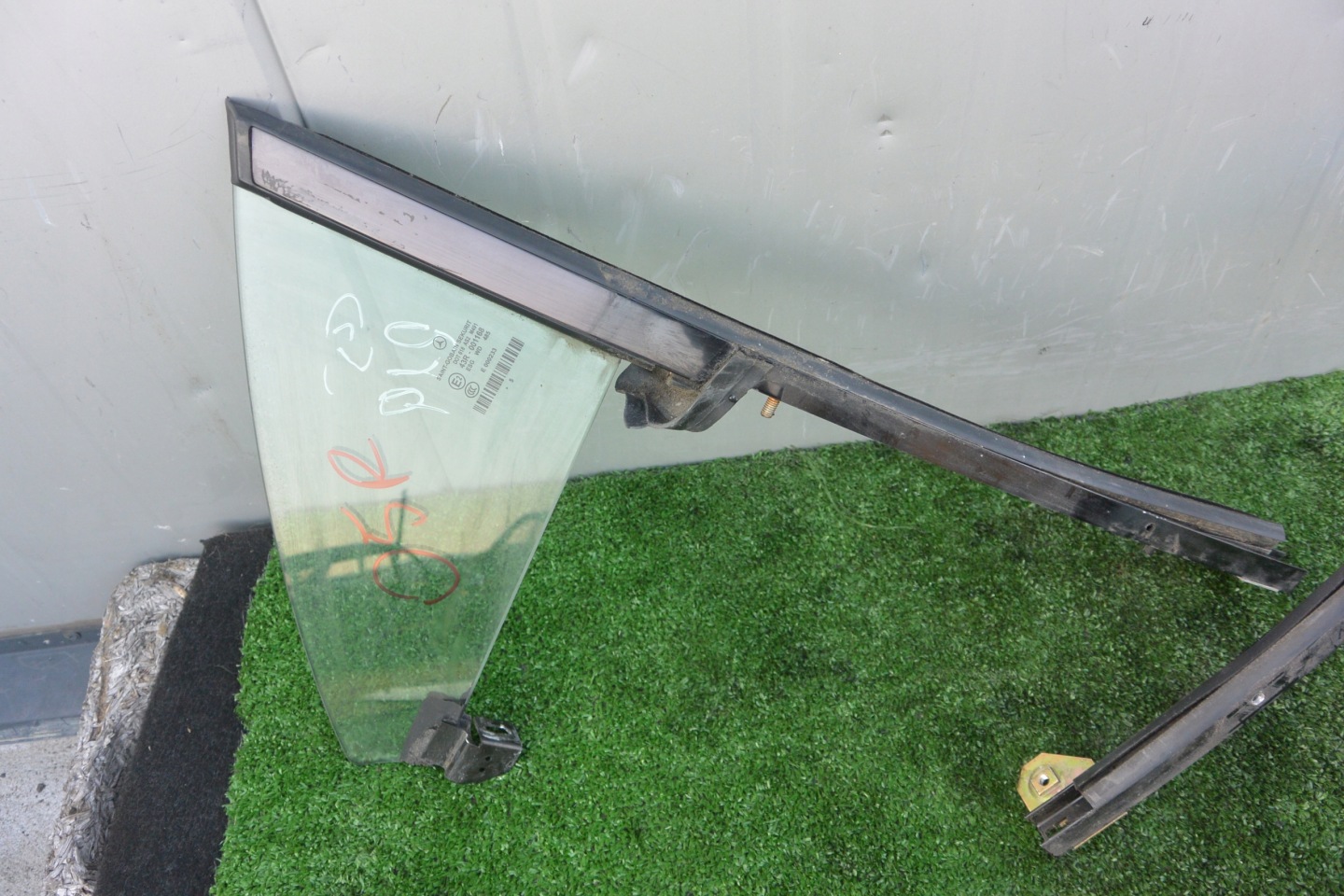 window door rear part triangle MERCEDES CLS W219 2005 R