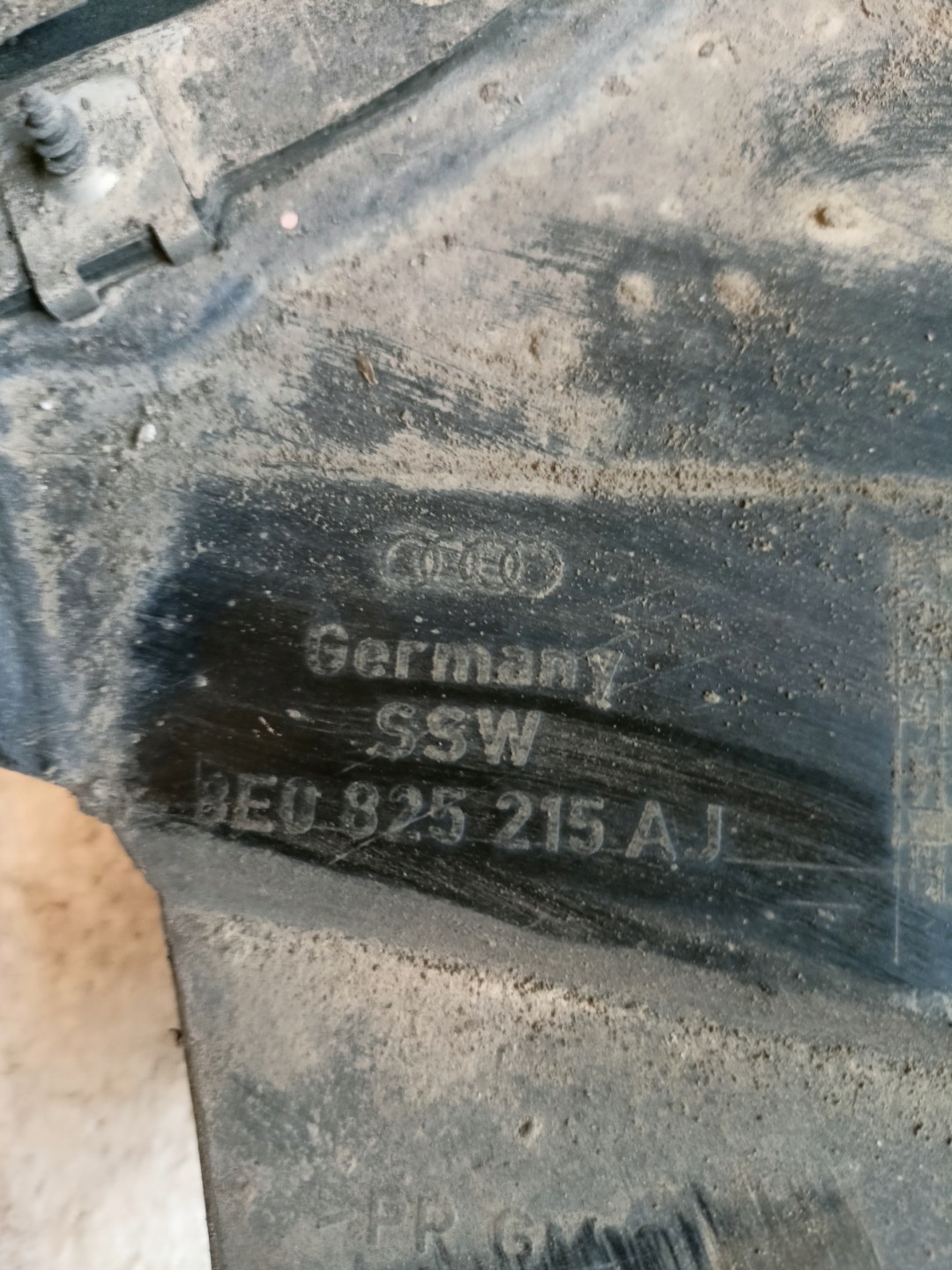 cover chassis left AUDI A4 B7 8E0825215AJ