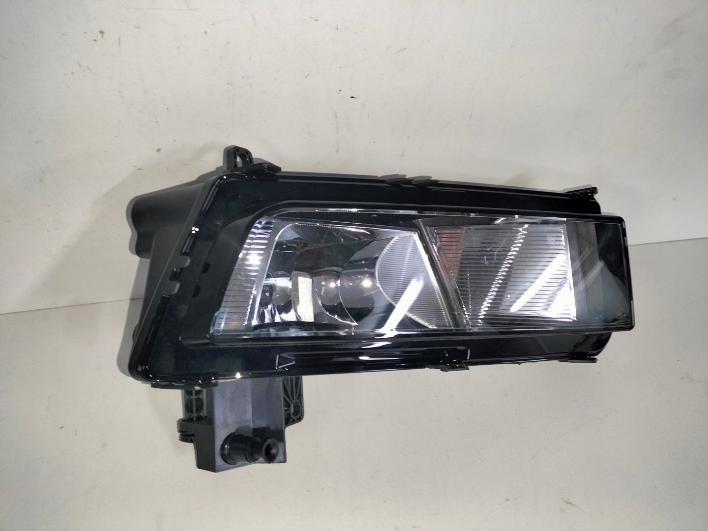 fog light light right VW TOURAN III 15