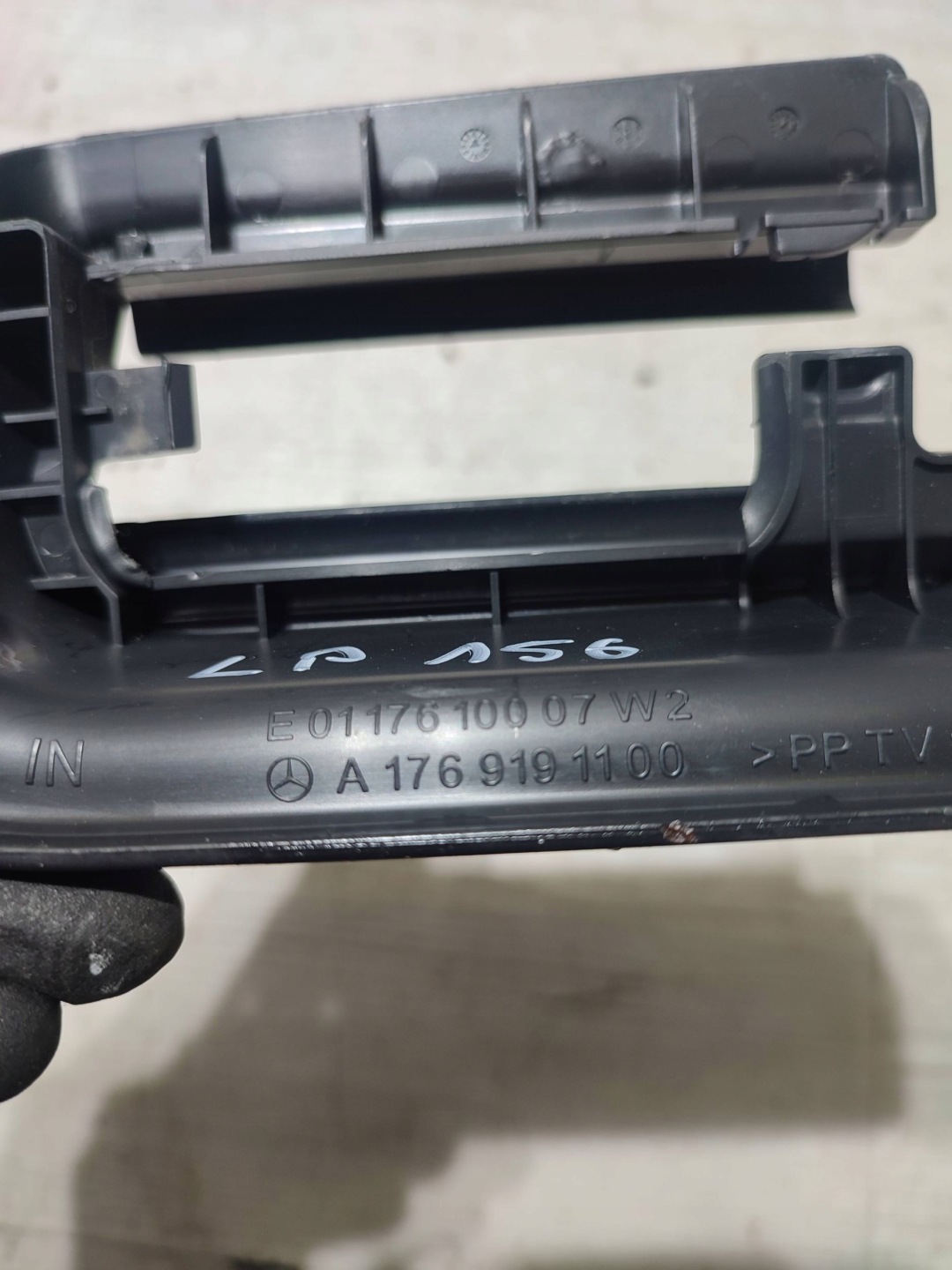 Mercedes-Benz GLA W156 2015 předek levá kolejnice sedačka spolujezdce