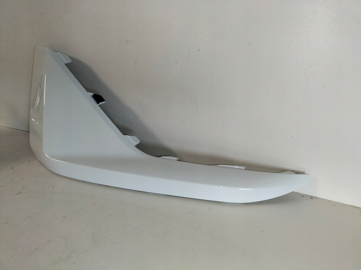 moulding cap of a bumper front left KIA EV4 25- GT-LINE