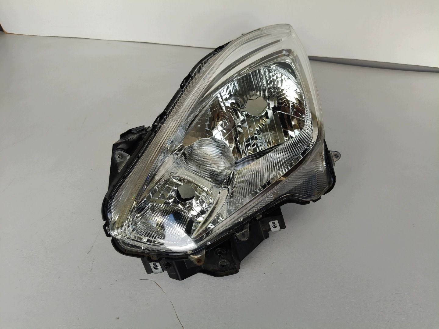 feu gauche REFLEKTOR SUZUKI SWIFT MK8 17