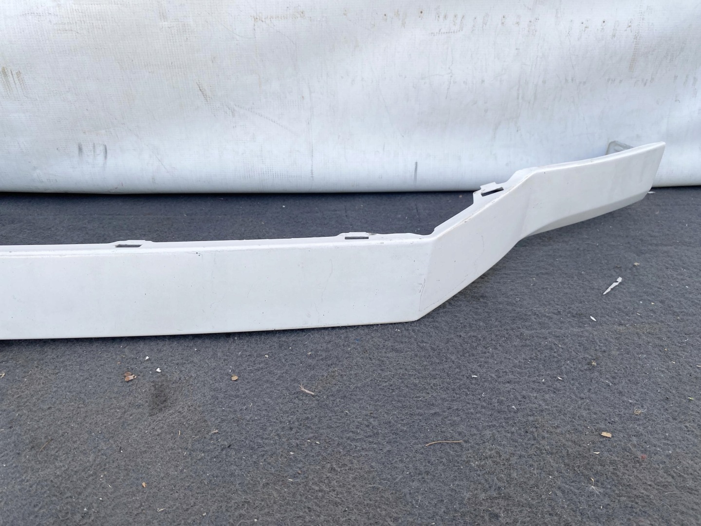 VW CRAFTER 2 MAN TGE 17- plech kovová lišta pod ATRAPE BIALA originál