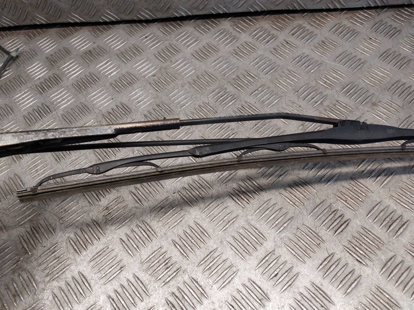 wiper arm left + right front RENAULT PREMIUM 420 and 56671677