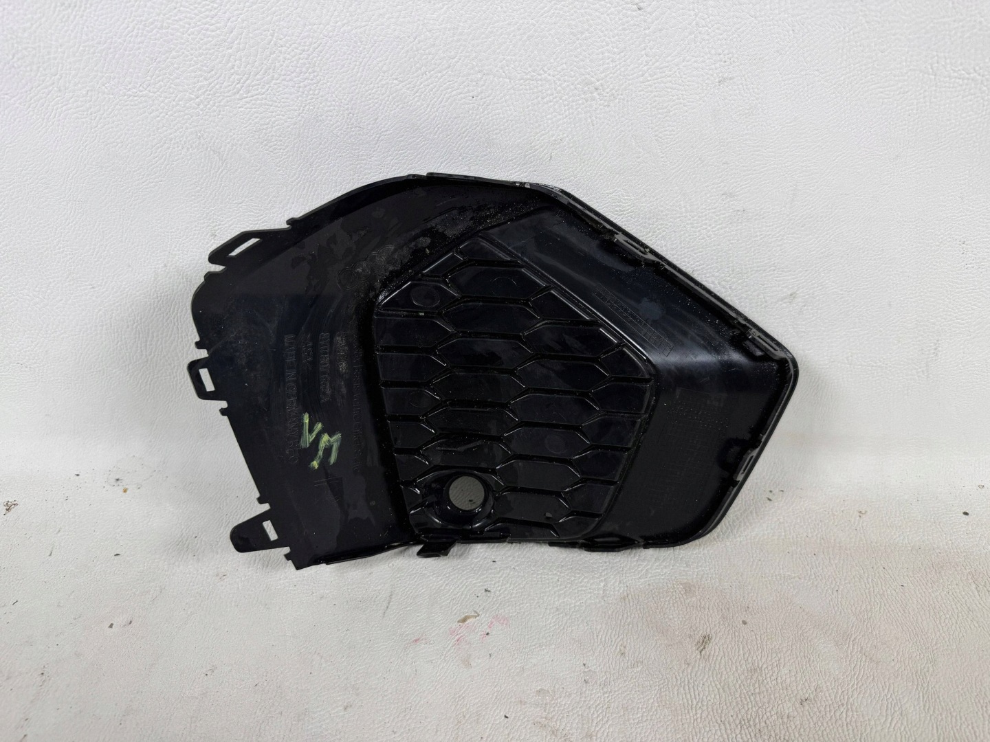 Audi A3 8Y grid of a bumper right front front