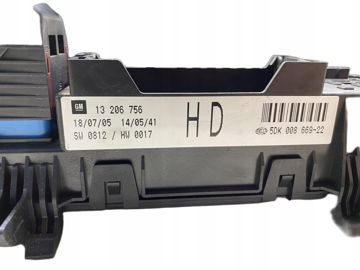 fuse box OPEL ZAFIRA B 1.9 CDTI 13206756