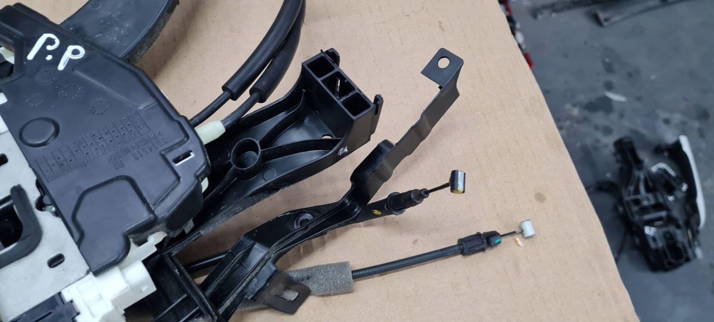 Chrysler Pacifica 2022 lock door right front front P04589916AG