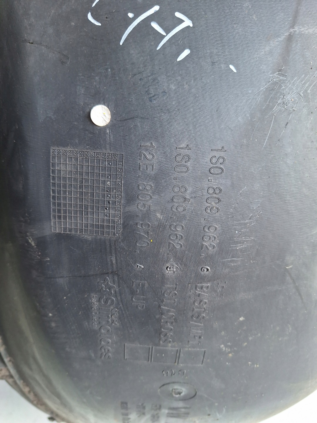VOLKSWAGEN UP LIFT 16-22 mudguard front right