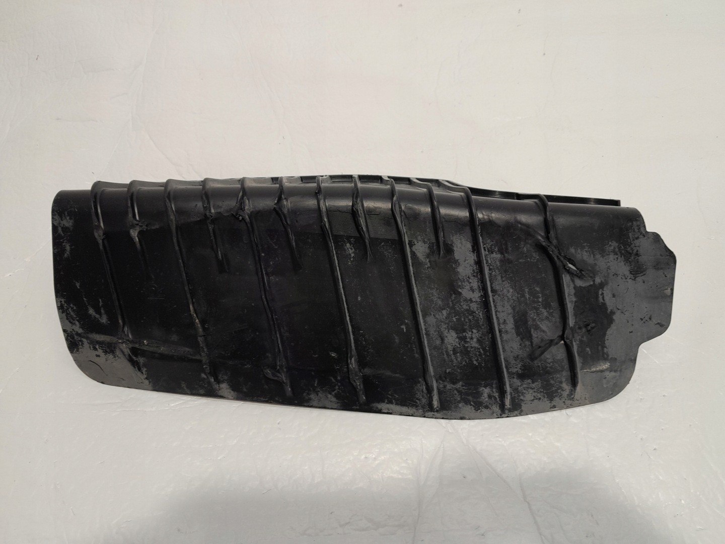 AUDI A4 A5 F5 8W Blende Abdeckung des Querlenkers rechts heck 8W0505416E