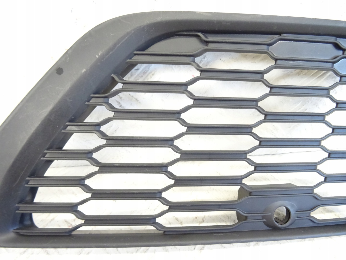 grid of a bumper front front left AUDI Q7 4M LIFT 4M0807681AM