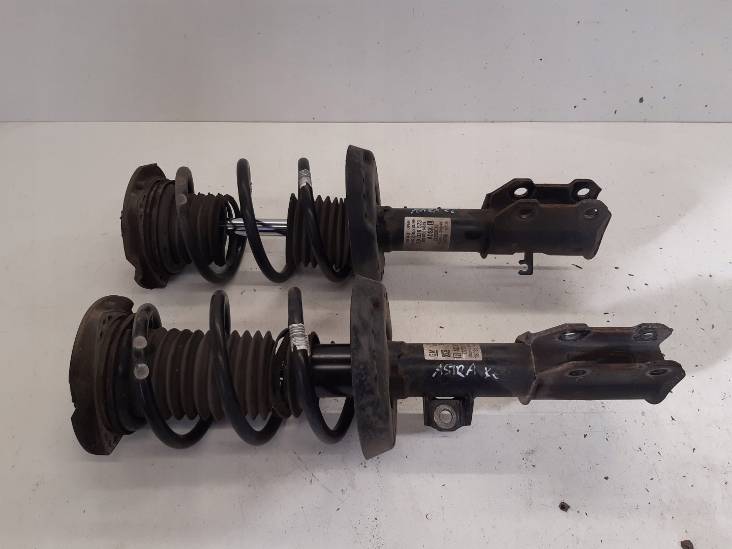 shock absorbers springs front para 39039573 Opel Astra K