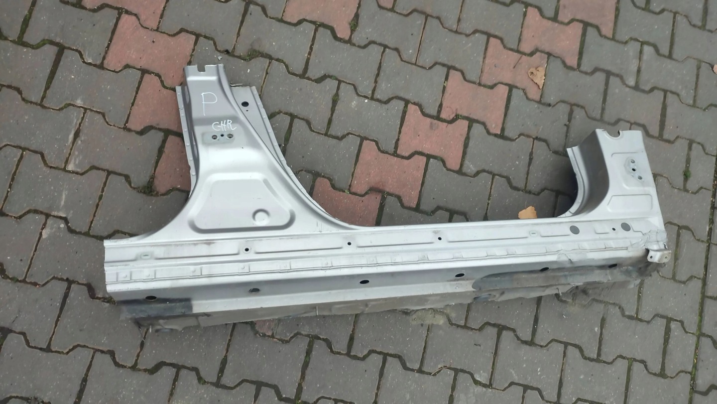 Toyota C-HR and 2019 right side threshold