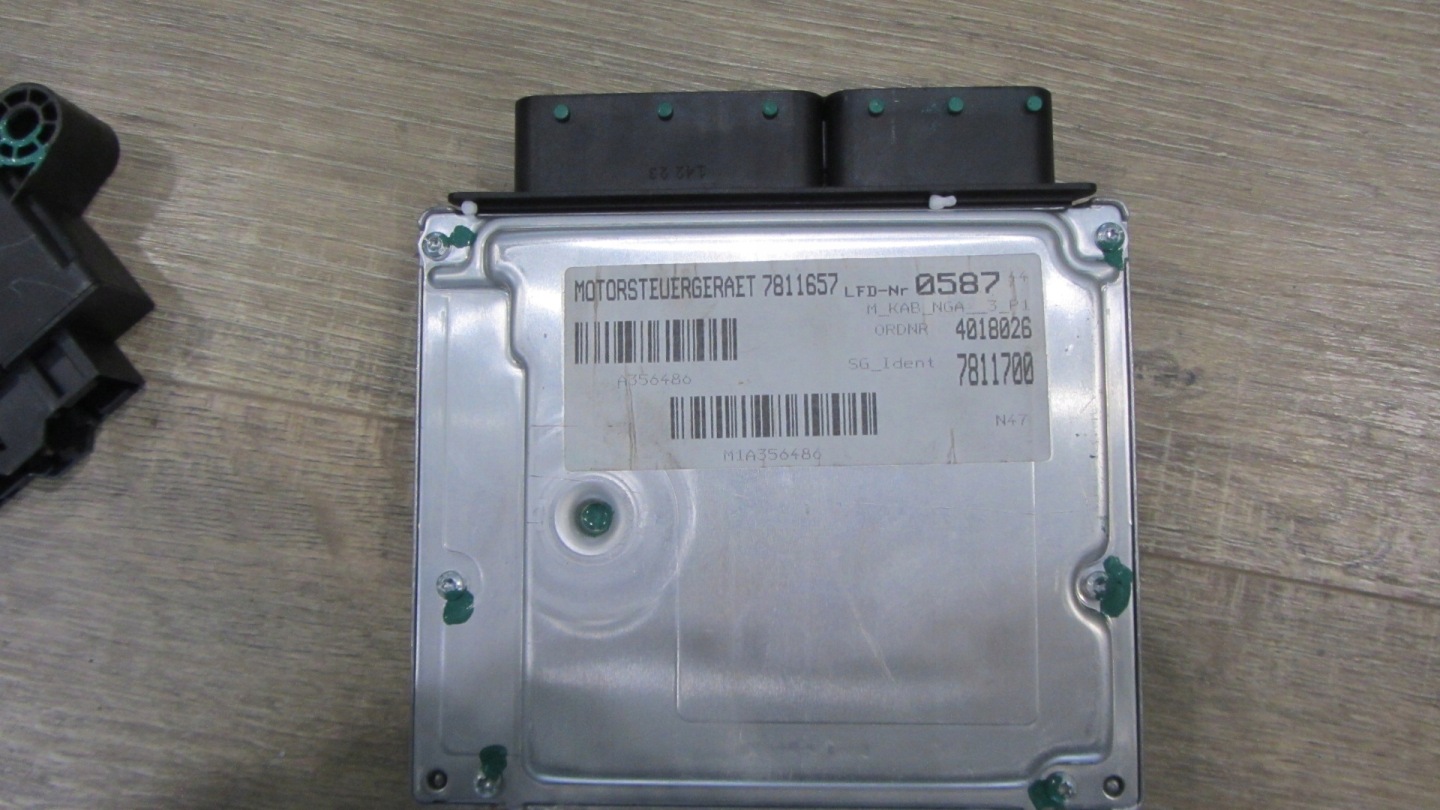 BMW N47 2.0D computer module control unit CAS of the engine key running board 7811700