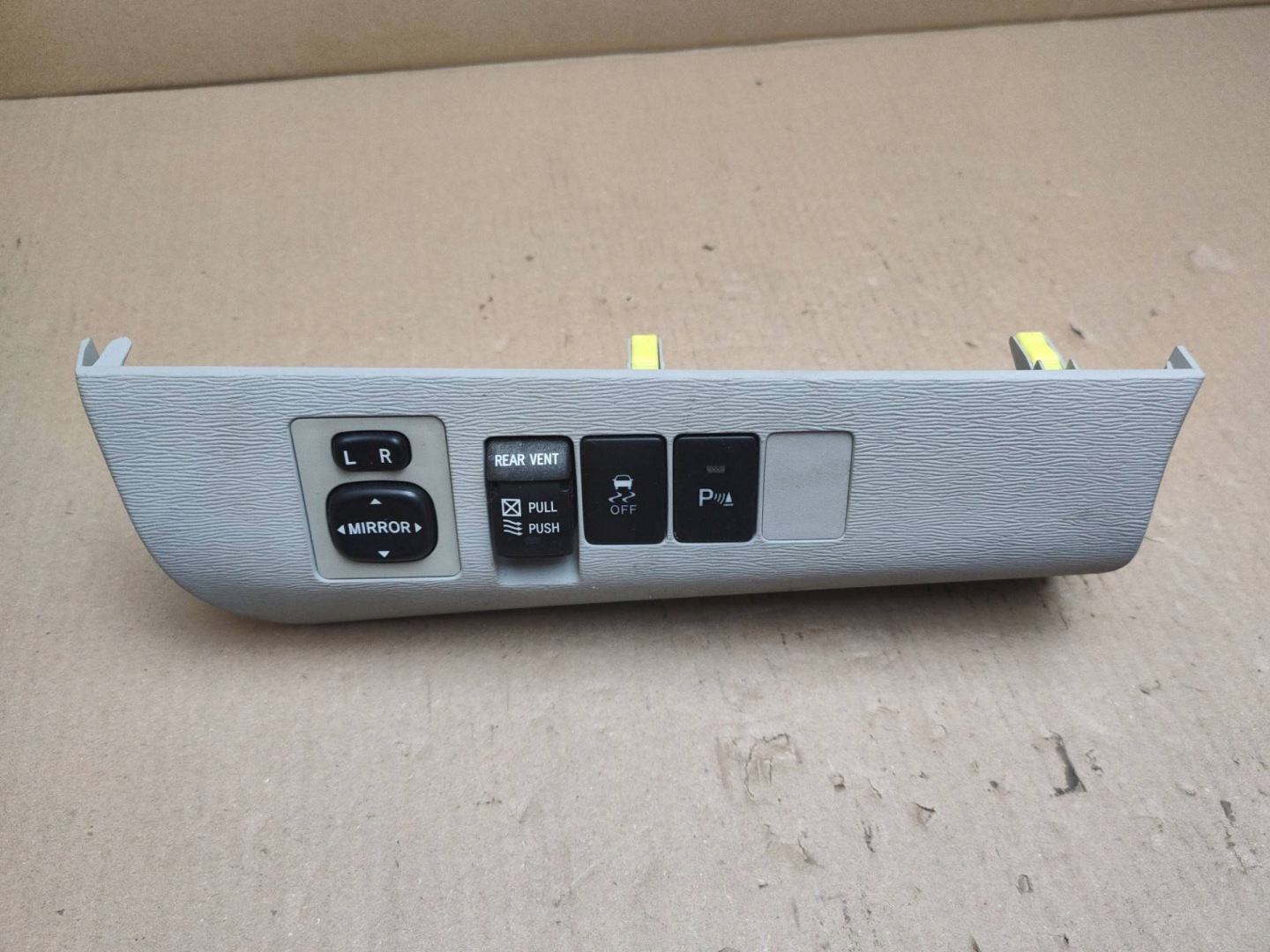 Panel switch Toyota Sienna 3 2011 55044-08010