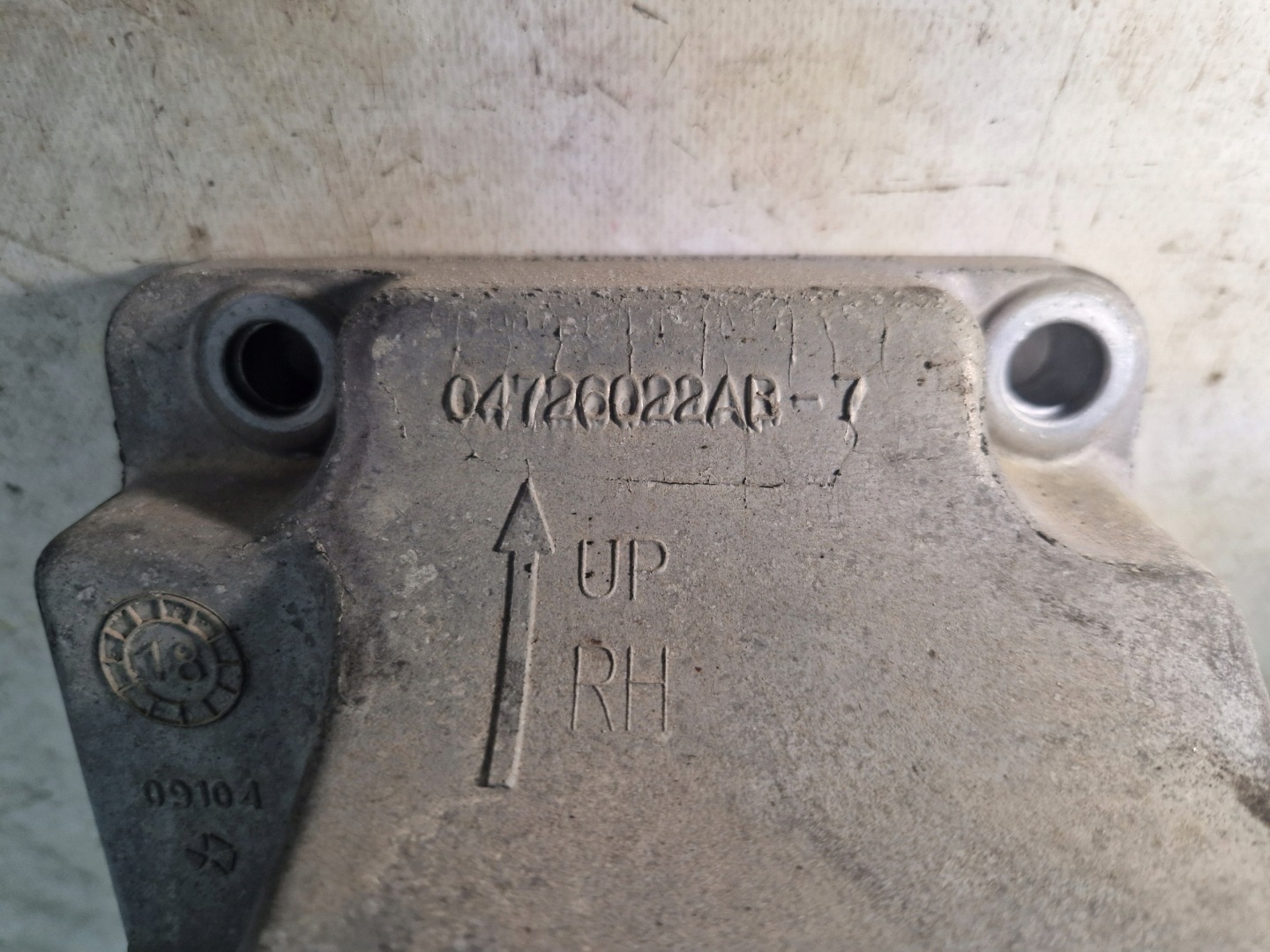 DODGE CHALLENGER CHARGER 15- 3.6 holder holder of the engine right 04726022AB
