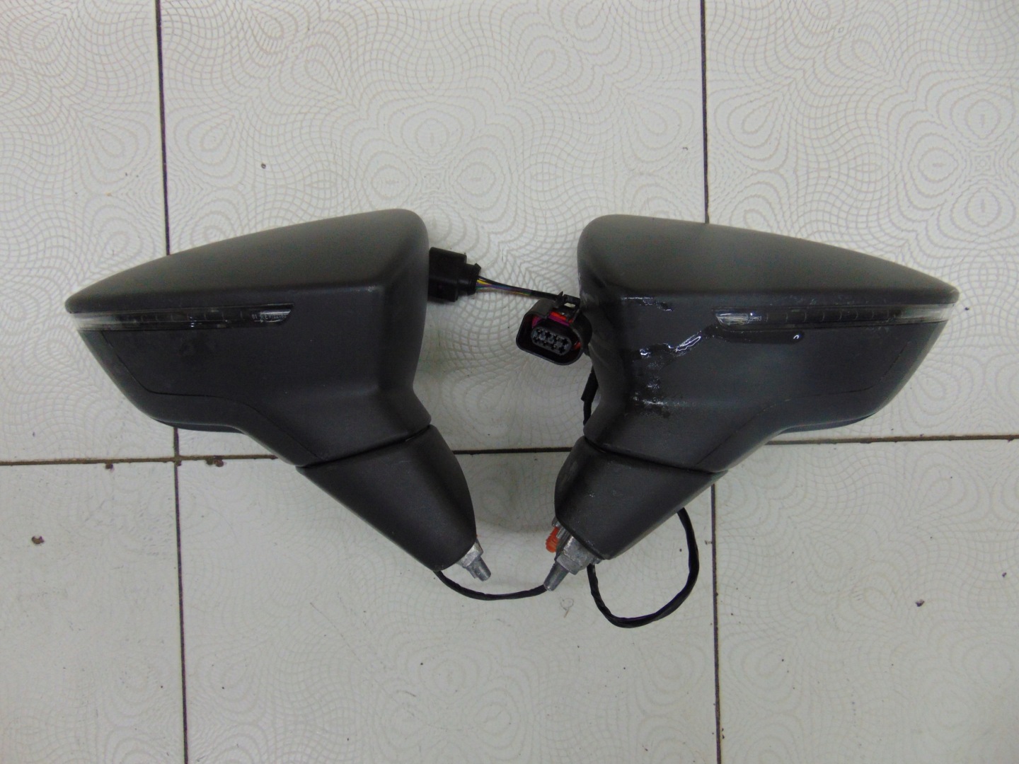 LUSTERKO LEWE PRAWE SEAT ARONA 5PIN