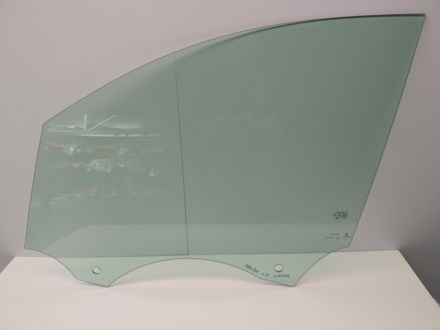 2019r Porsche Macan window door front left original 95B845201B