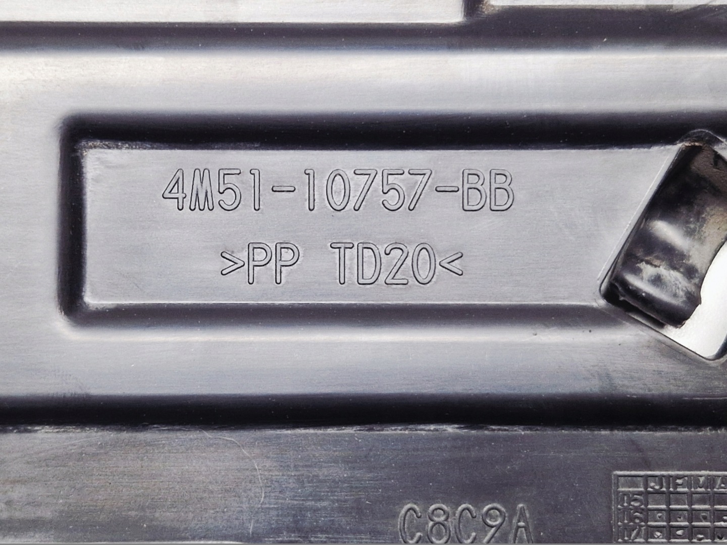 Gehäuse Blende Abdeckung AKUMULATORA FORD FOCUS MK2 LIFT 4M51-10757-BB