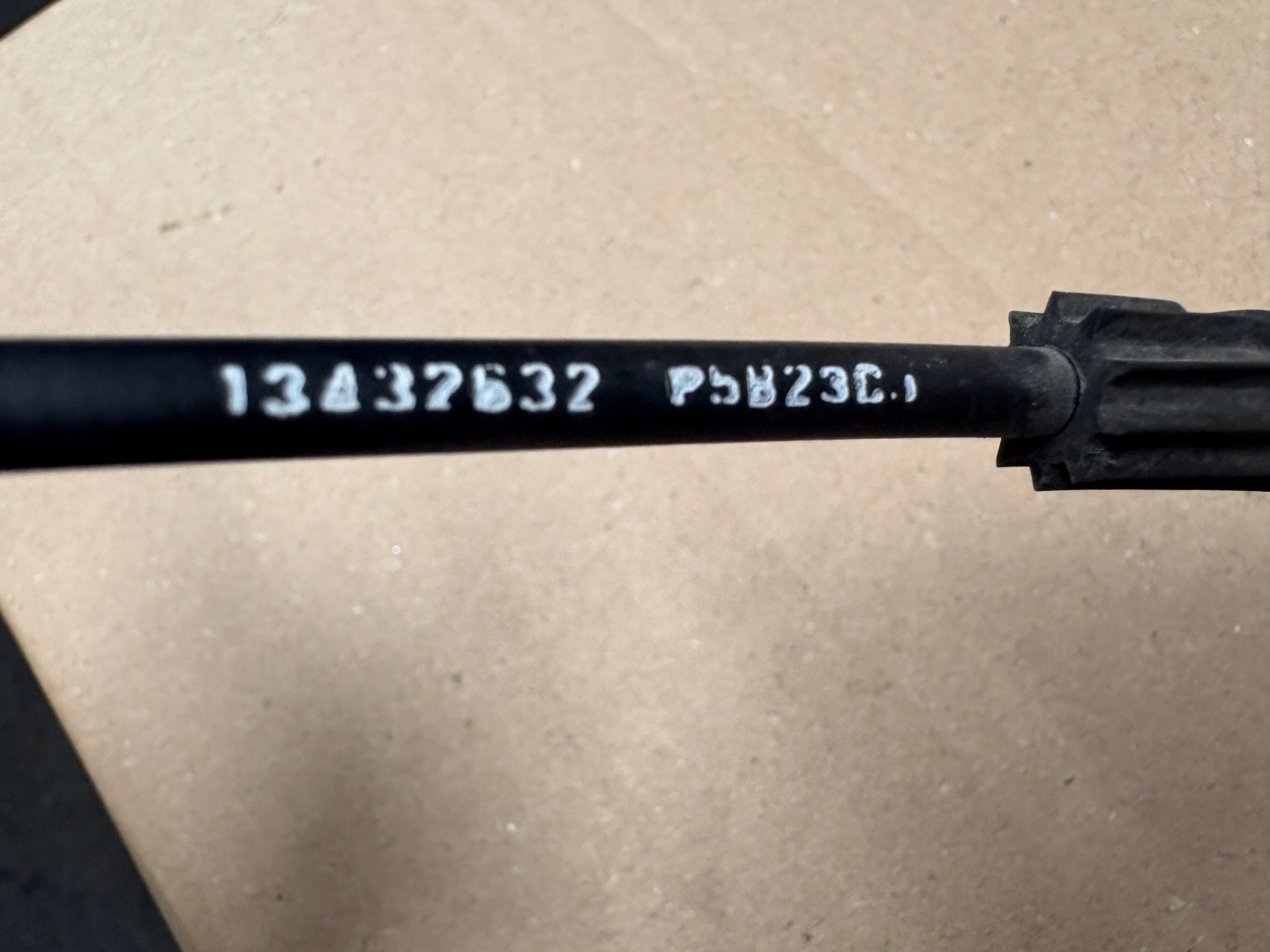 OPEL CORSA E 5D páčka zámku klika levý předek 13432632