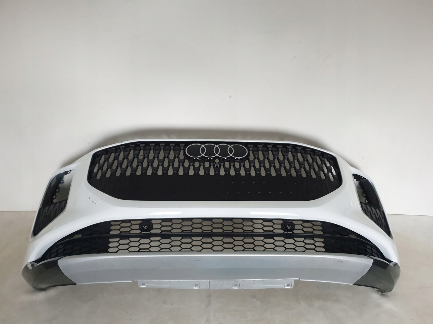 AUDI Q3 III 83H 25-> bumper front front 6xPDC 83H807437