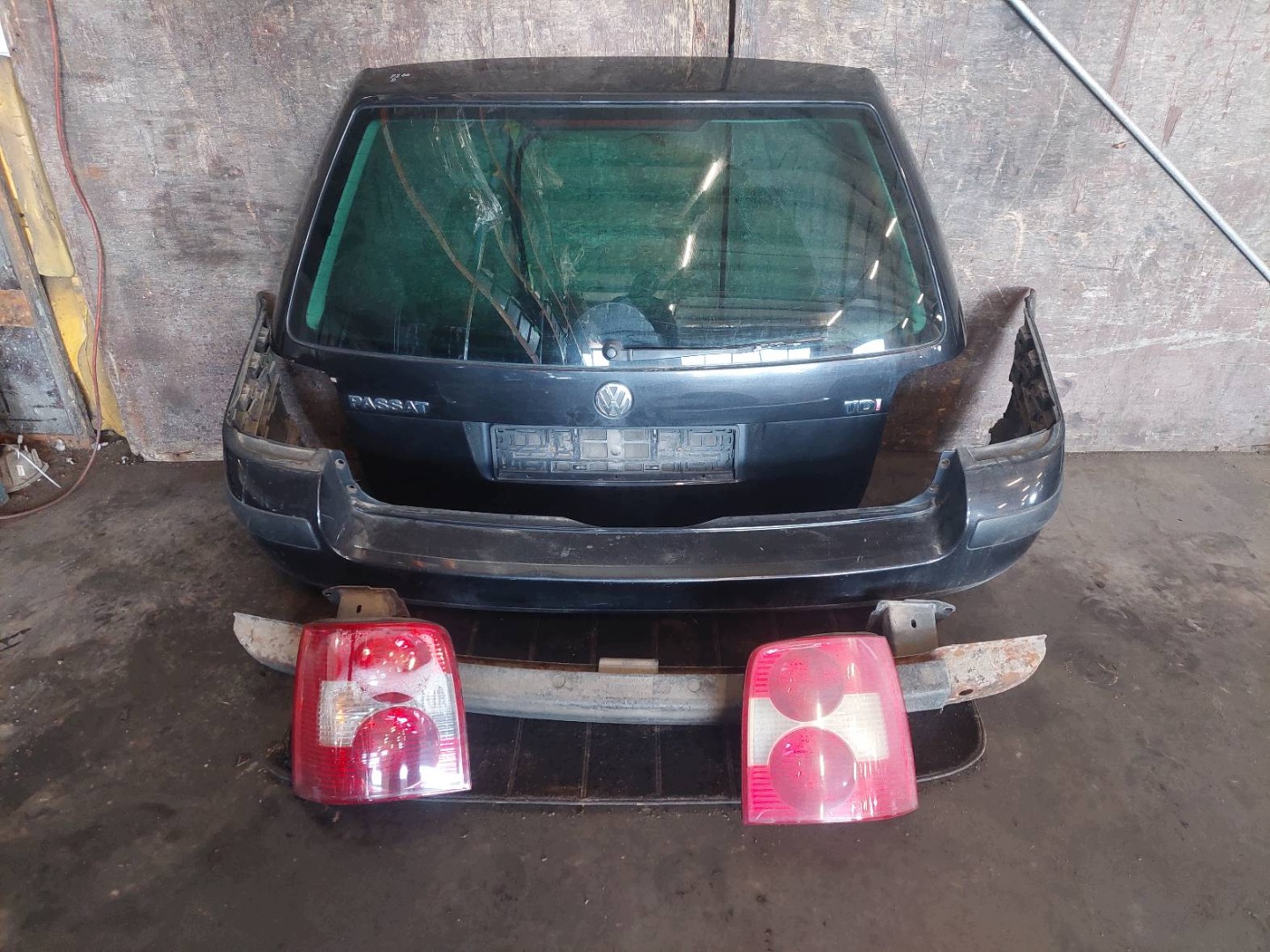 complete rear part VOLKSWAGEN PASSAT B5 FL LC9Z trunk door boot bumper lights