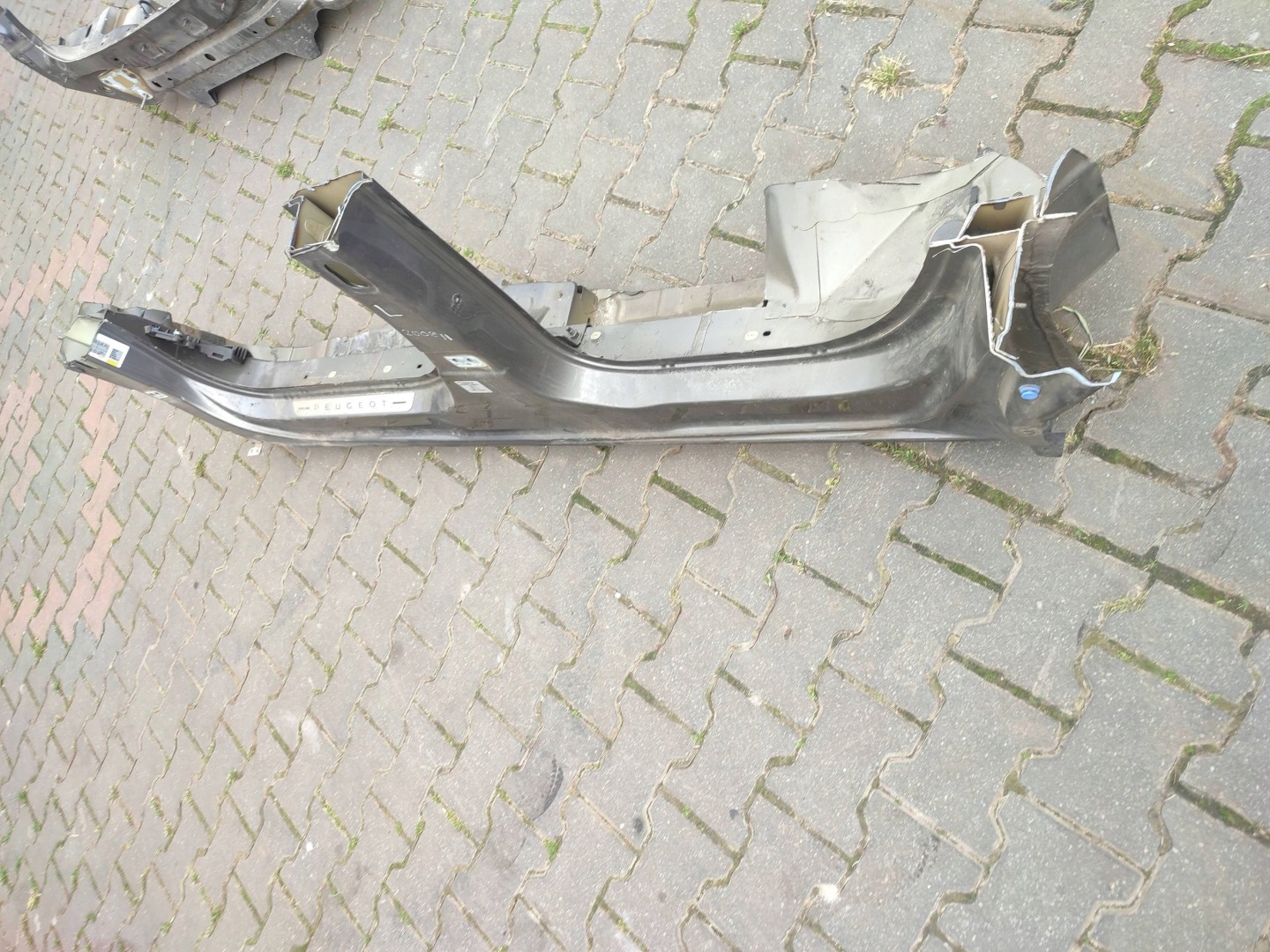 Peugeot 2008 II 2020 left side threshold