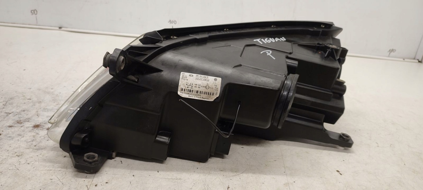 light front front right VW Tiguan and