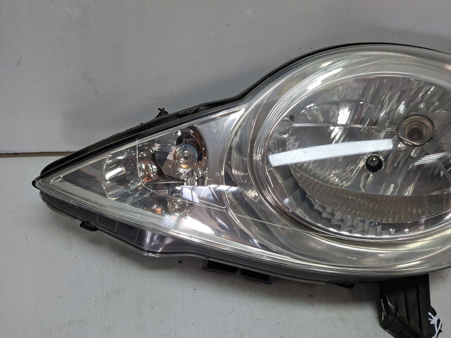 light front left 81150-OH030 PEUGEOT 107 2005