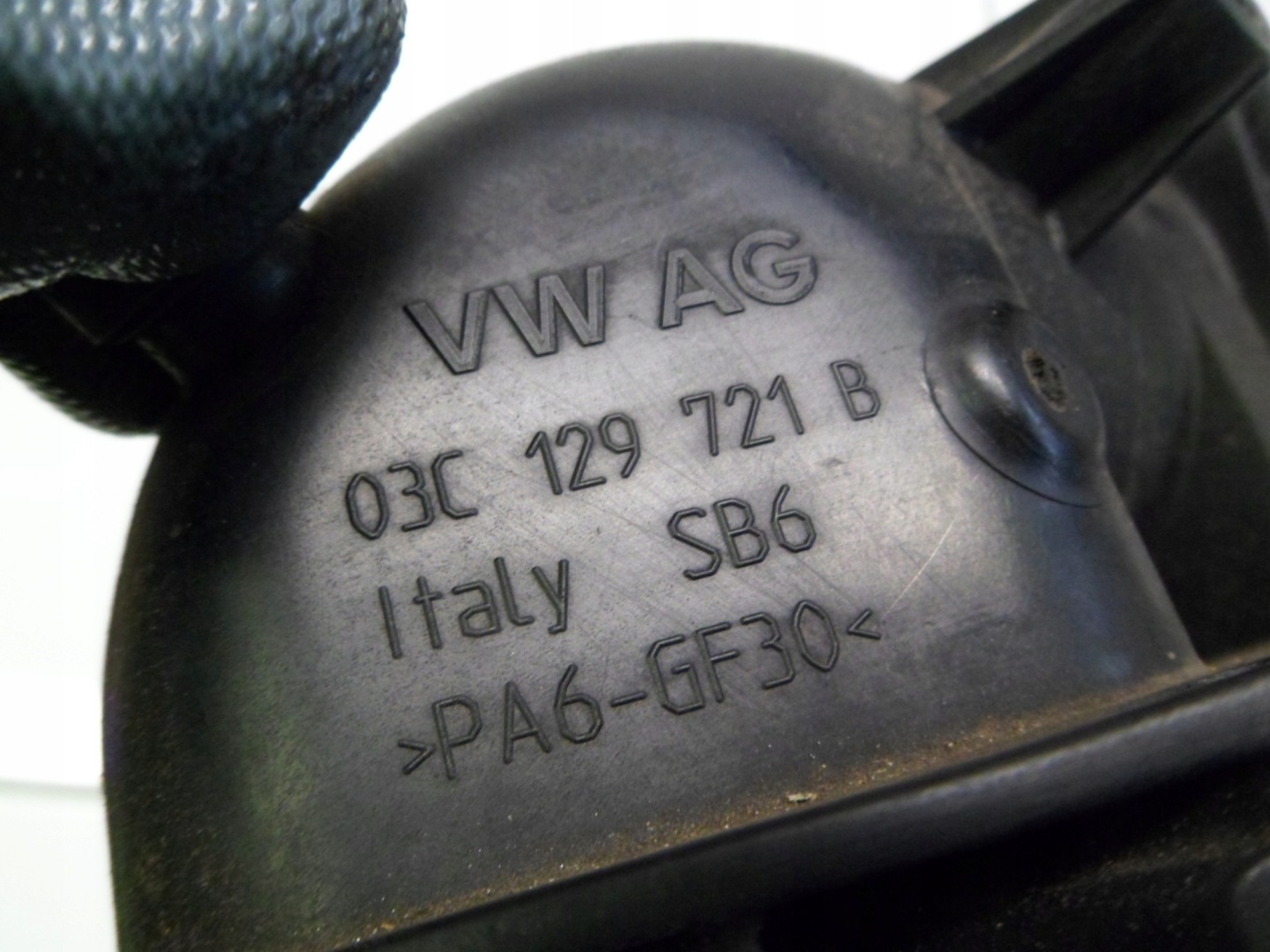 VW GOLF V 1.4TSI BLG pipe air PRZEPUSTNICY 03C129721B