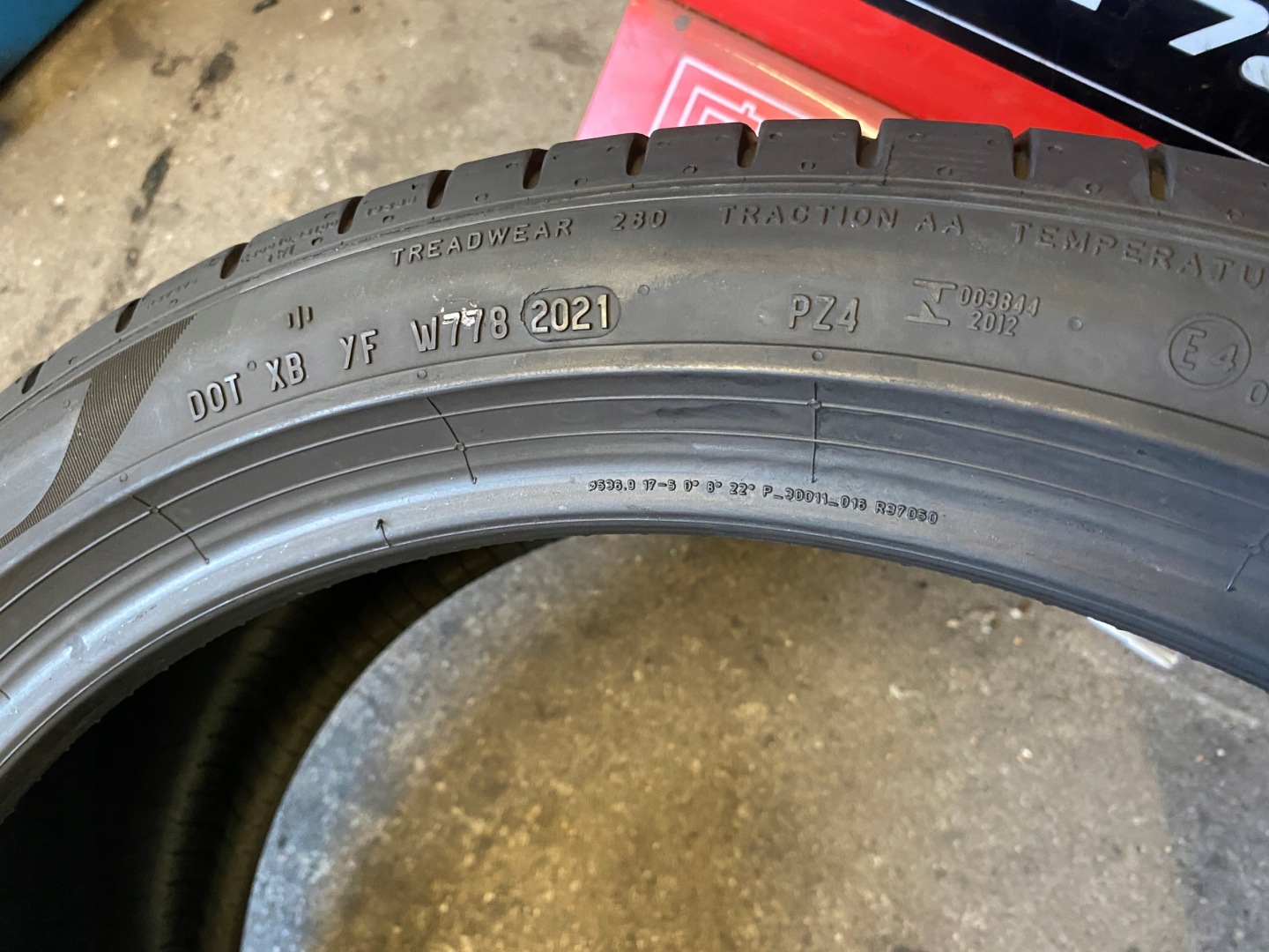 gomma letnia 245/40R21 100V Pirelli P ZERO PZ4 6mm