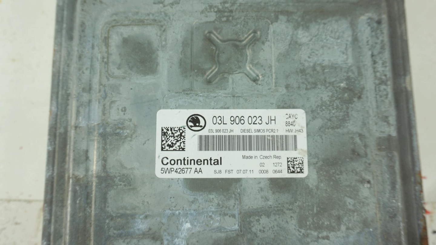 computer control unit of the engine SKODA SUPERB 2 II 1.6 TDI 03L906023JH 5WP42677AA