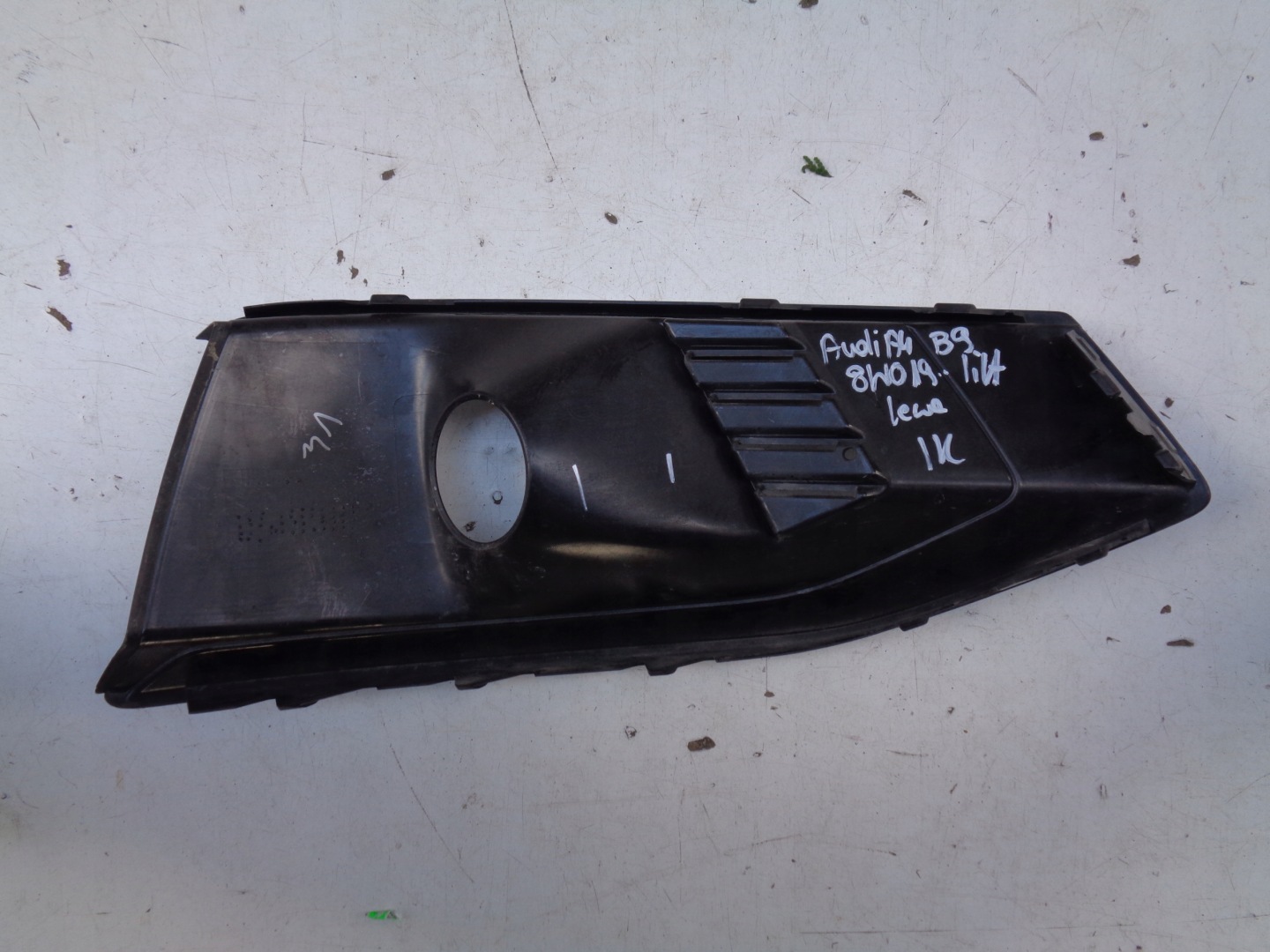 grid of a bumper left AUDI A4 B9 8W 8W0 19- LIFT