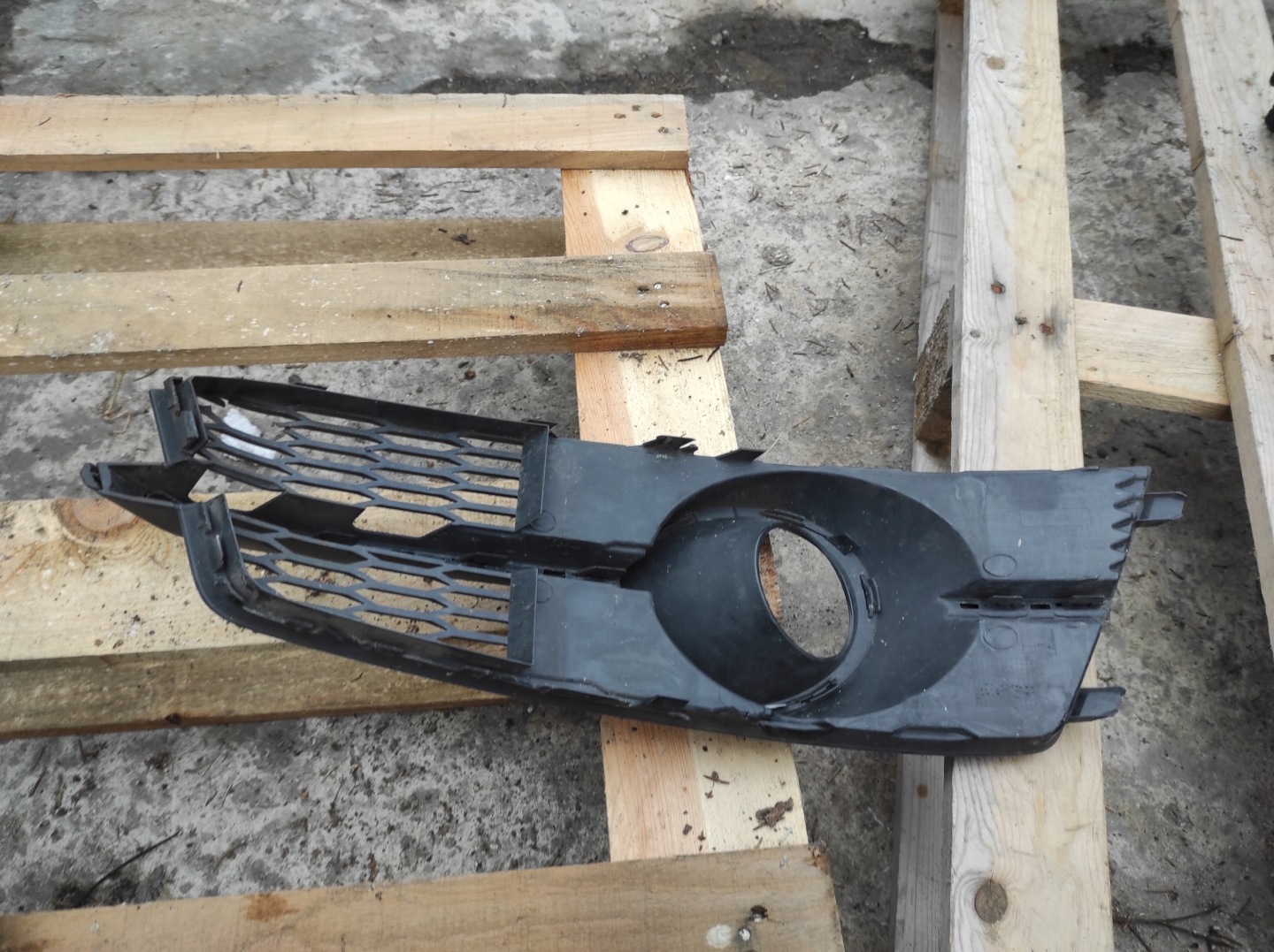 AUDI A6 C7 grid of a bumper left front 4G0807681AG