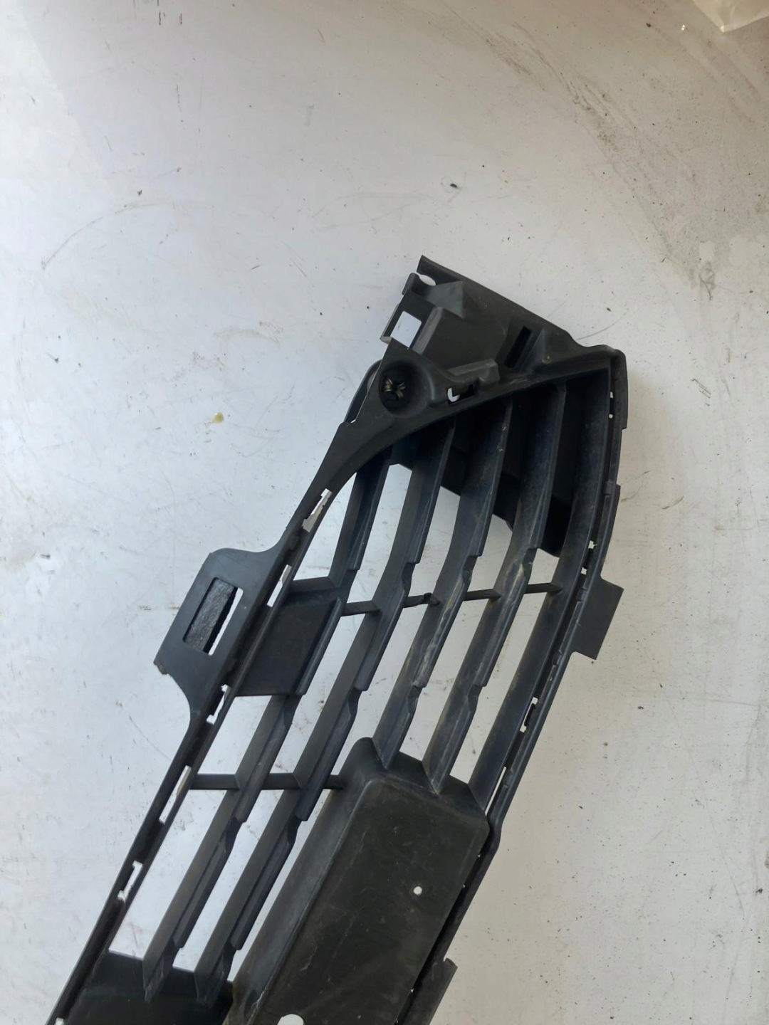 grid central of a bumper front RENAULT CLIO V 622546955R