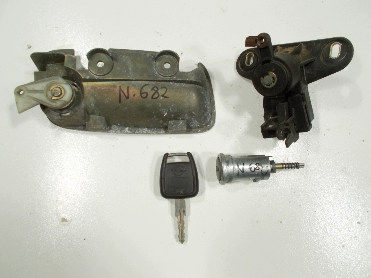 KOMPLET of lock cylinders ignition lock boot OPEL ASTRA II G HB. original.
