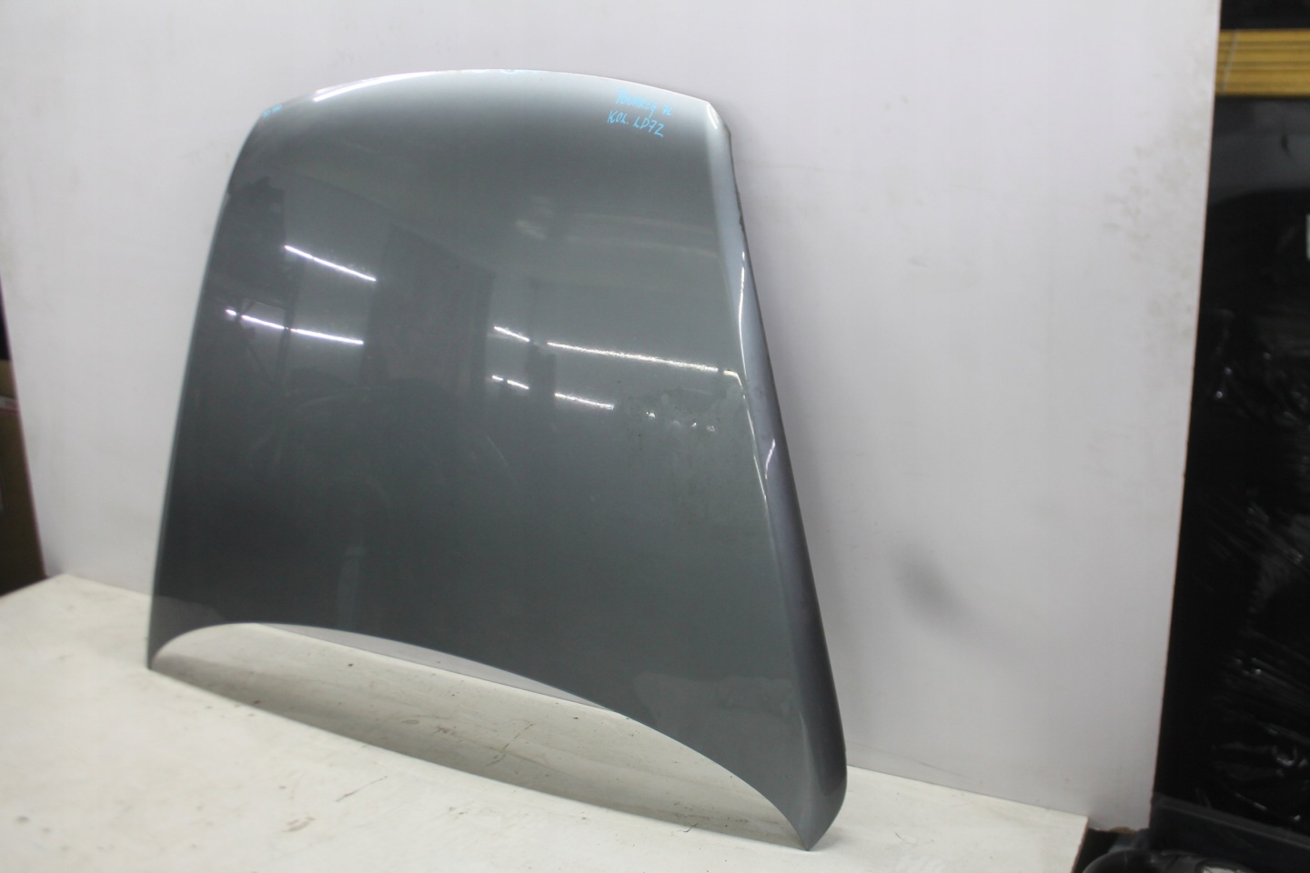 Capot VW TOUAREG 7L des roues. LD7Z 02-06